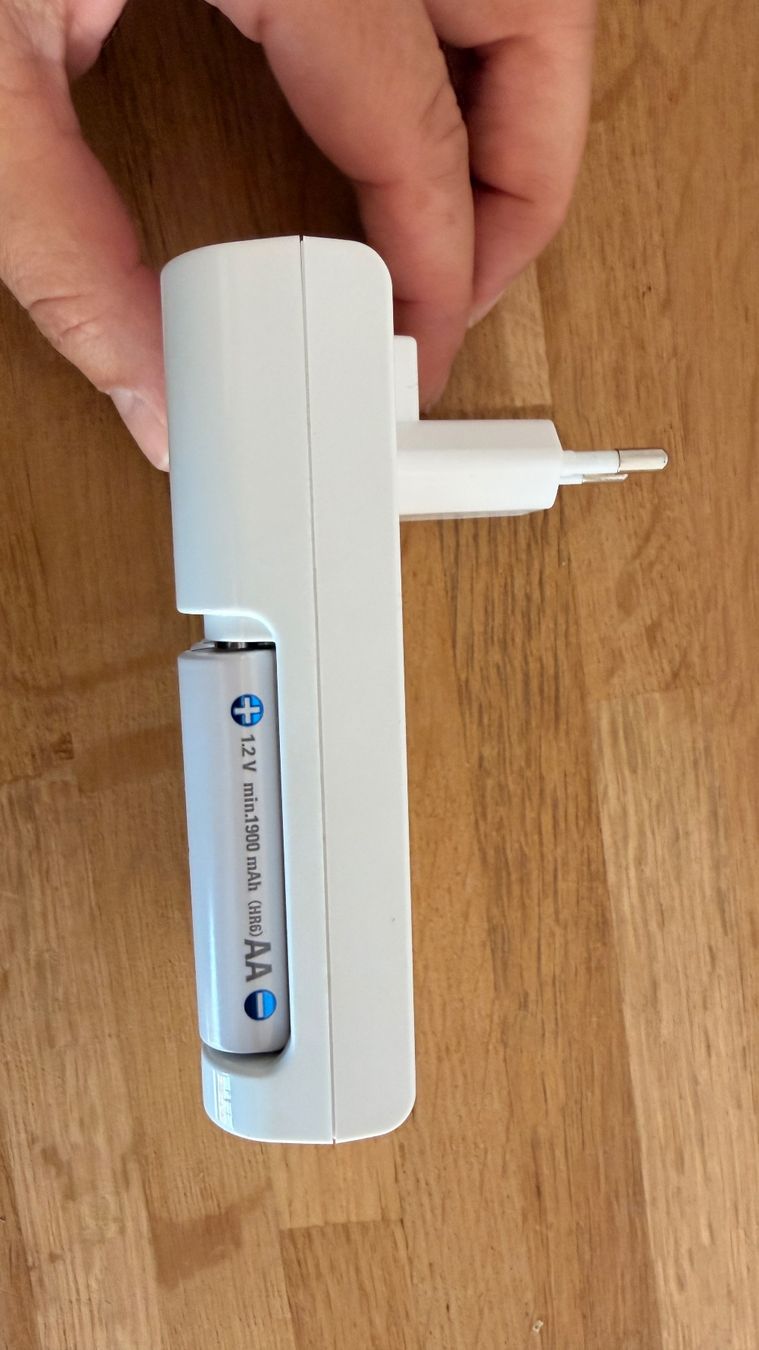 Panasonic Caricatori & Batterie: Akkuladegerät - Panasonic BQ-CC17 Advanced mit 4 Batterien – Usato da Winterthur venduto da Secondhand-Family 4