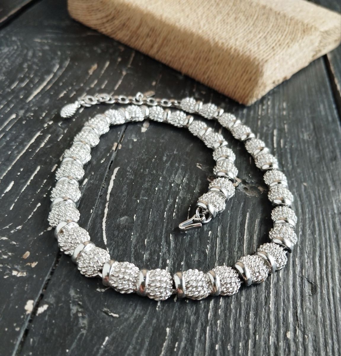 Catenine: Vintage Monet necklace in silver colour – Usato da Lucens venduto da metaD 9