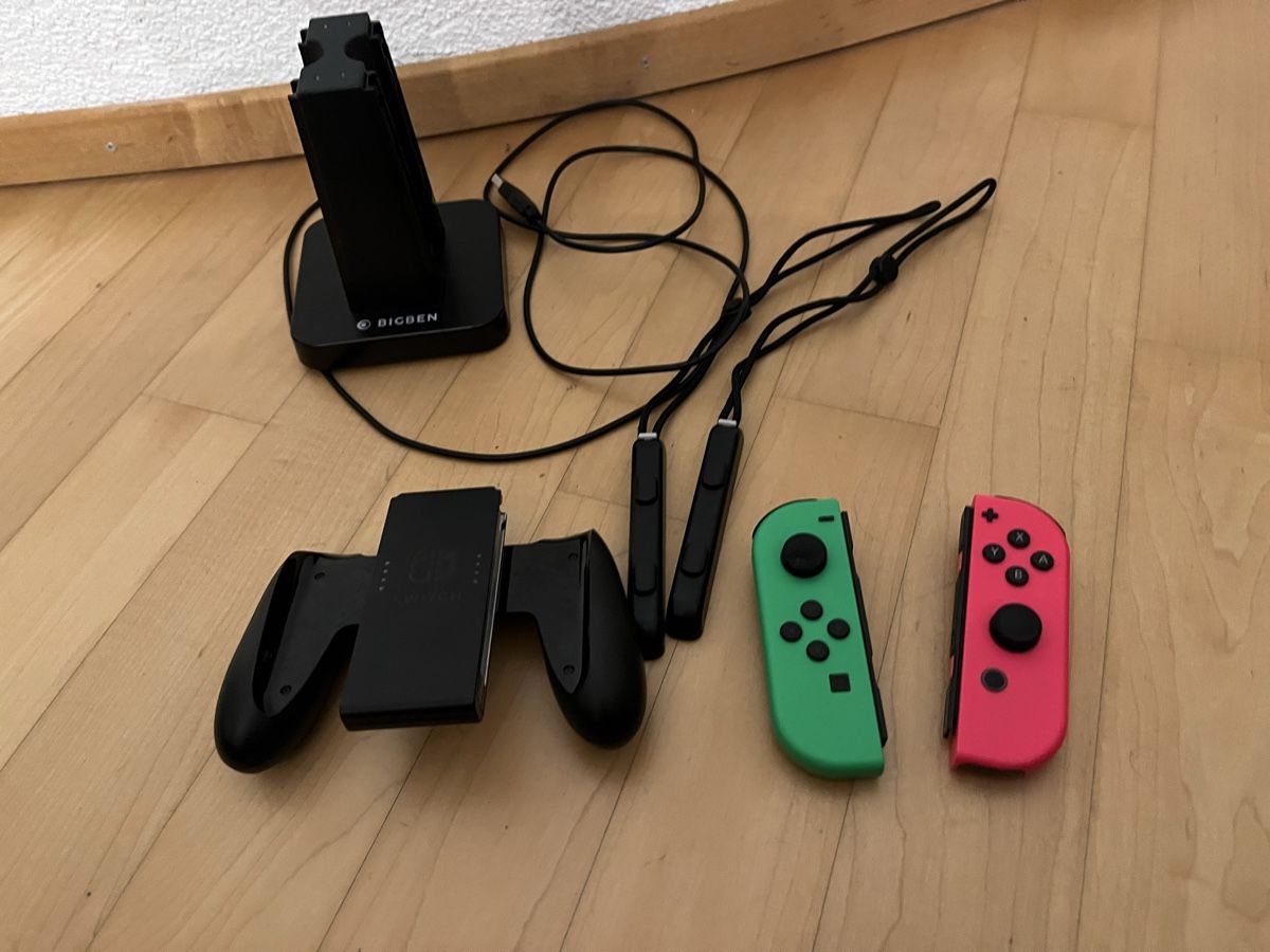 Nintendo Controller: Nintendo Switch Joy-Con Set mit Bigben Ladestation – Usato da Allschwil venduto da Manolictus 5