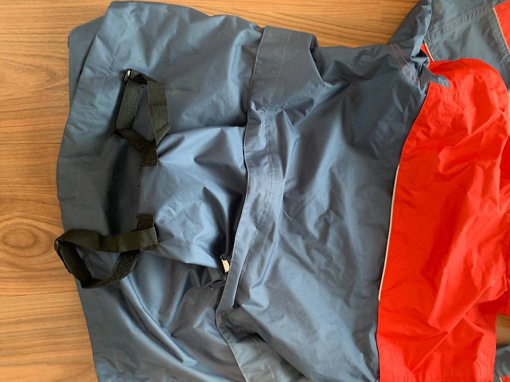 Jacken: Regenjacke Rot / Blau Grösse 164 – Gebraucht aus Zeihen von cindyscad 2