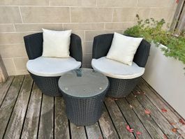 Balkonlounge Set Rattan schwarz mit zwei Sesseln und Tisch
