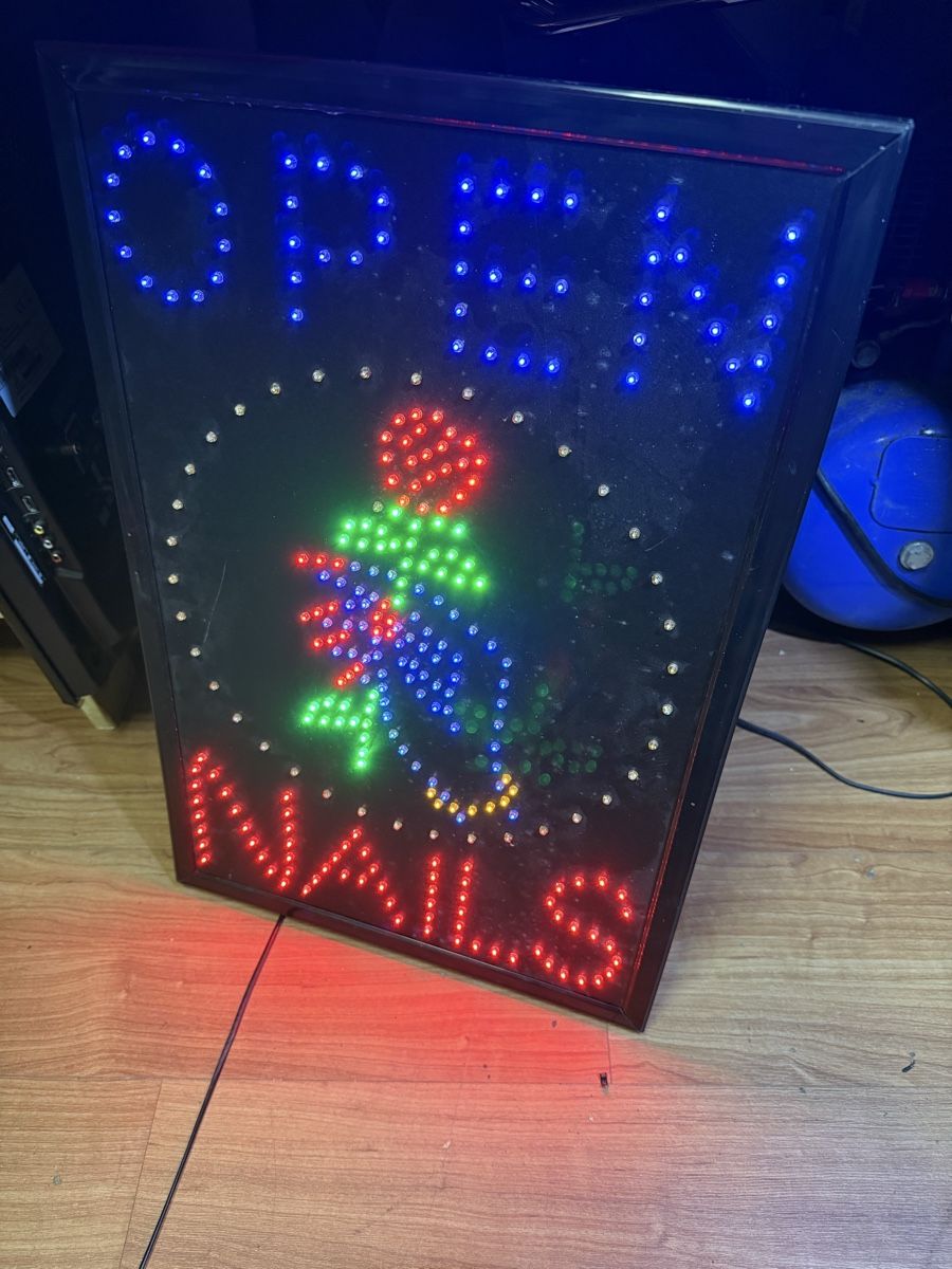 Unghie finte: LED Leuchtreklame "Open Nails", neuwertig und hell! – Usato da Birsfelden venduto da mah_6yvz 2