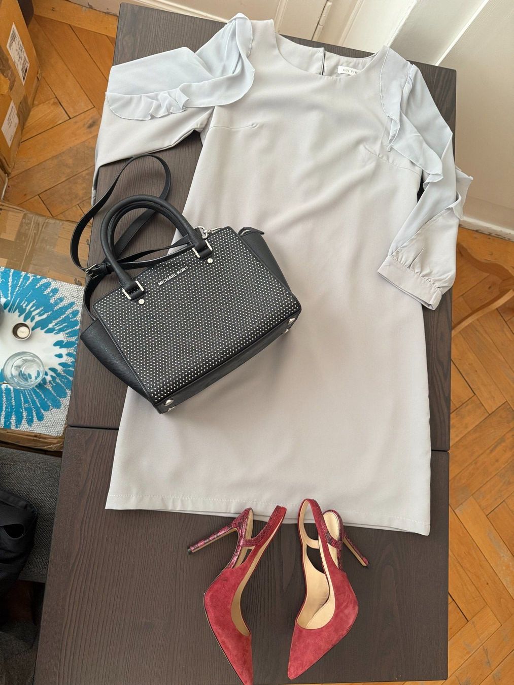 Vestiti: Robe grise – Difettoso da Le Locle venduto da tchanatakoua