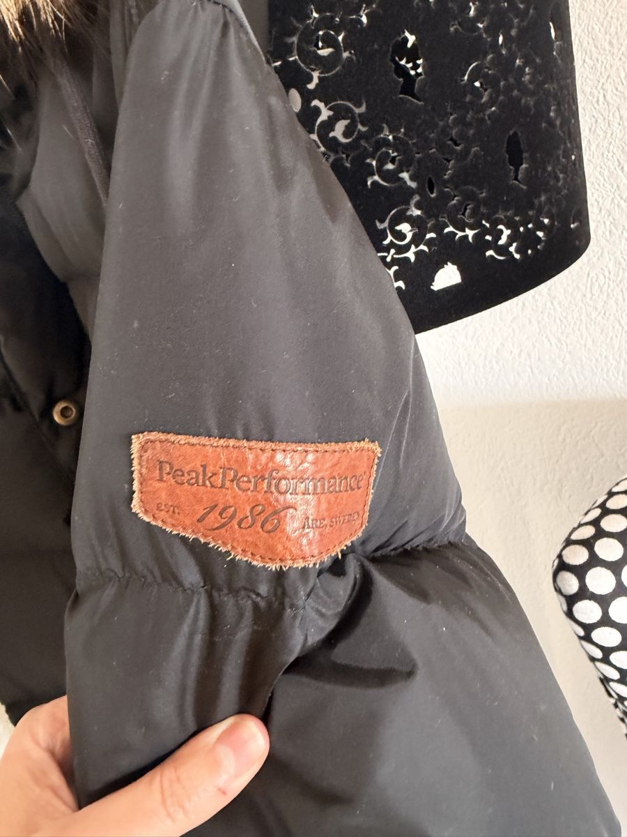 Peak Performance Giacche: Peak Performance Padded Jacket with Fur Hood. Size M – Usato da Zürich venduto da Vikkinikki 1