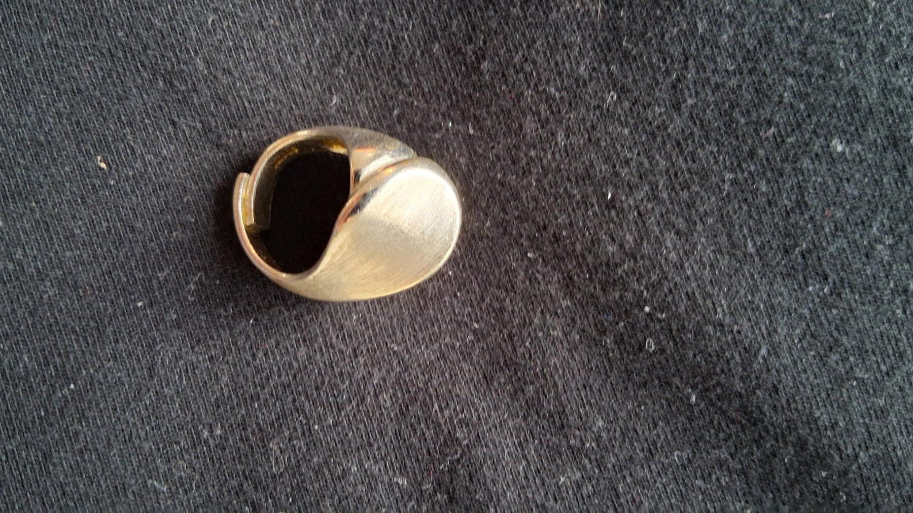 Anelli: Ring mit besonderem Design – Usato da Worb venduto da ucluelet 1