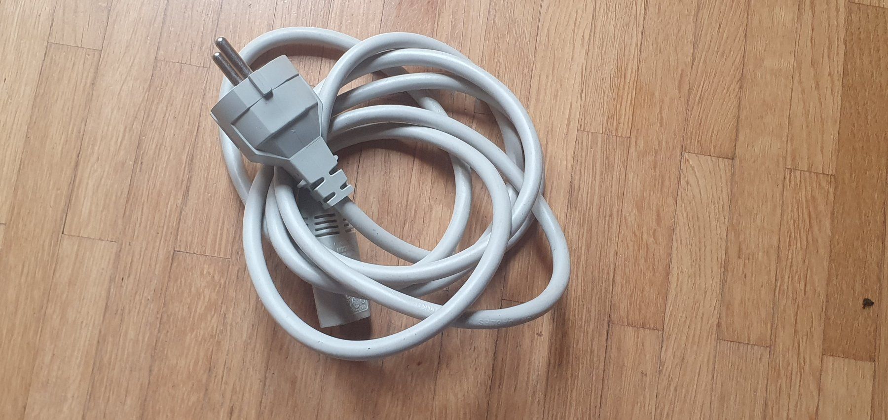 Cavi: Diverse Stromkabel mit Apparatestecker + FlachsteckerCH/D/GB – Usato da Schliern b. Köniz venduto da Evivo 1