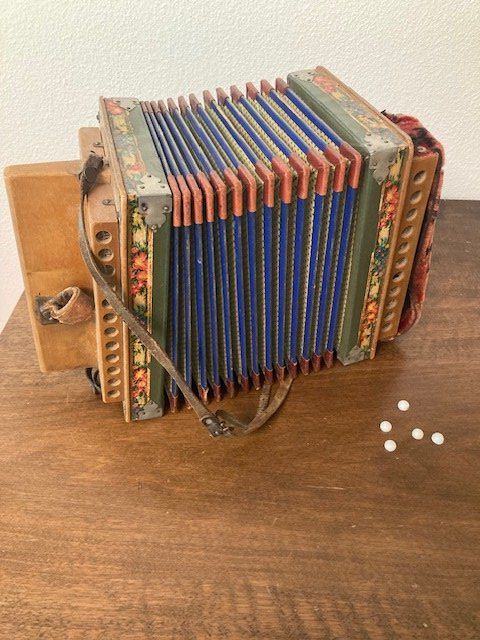 Eichhorn Musikinstrumente: Schwyzerörgeli Eichhorn antik – Gebraucht aus Ebikon von eebro01 2