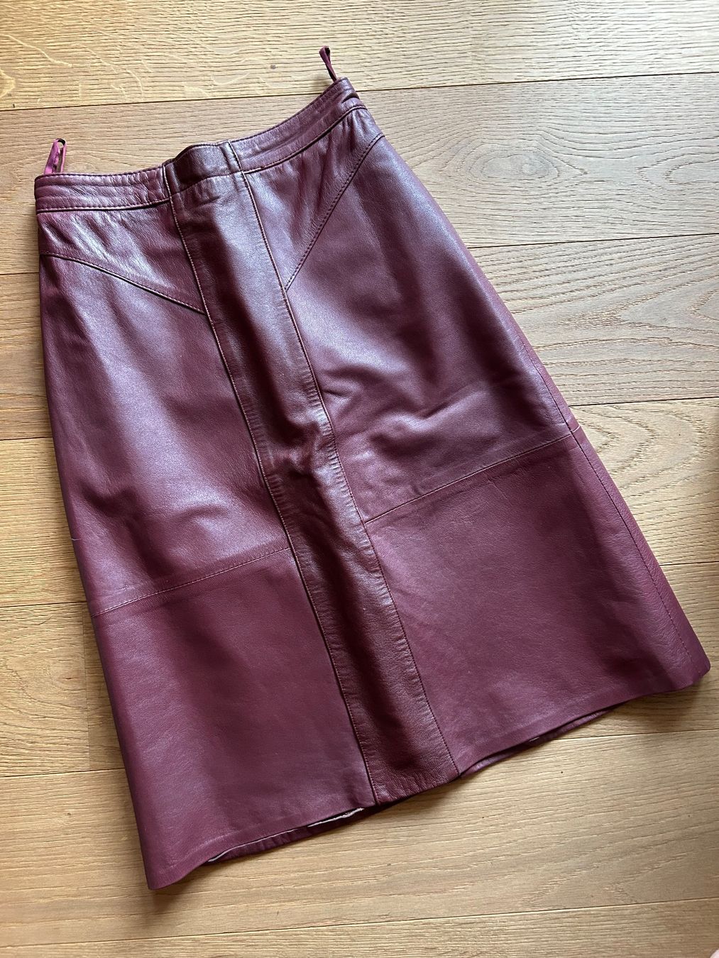 Gonne: Vintage Jupe Echtleder bordeaux – Usato da Niederrohrdorf venduto da Mirjam3056