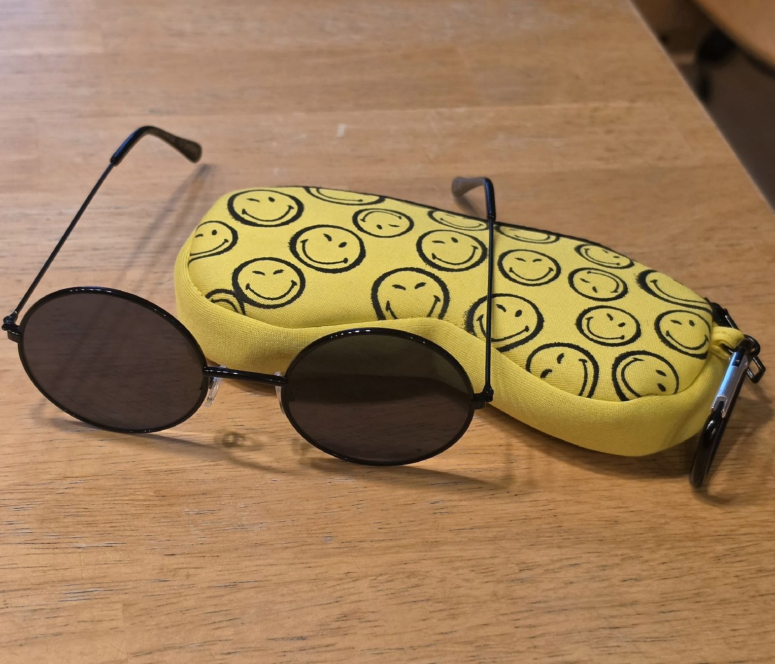 H&M Brillen & Gläser: Sonnenbrille H&M x Smileyworld mit Etui – Gebraucht aus Gerlafingen von SiM_sch