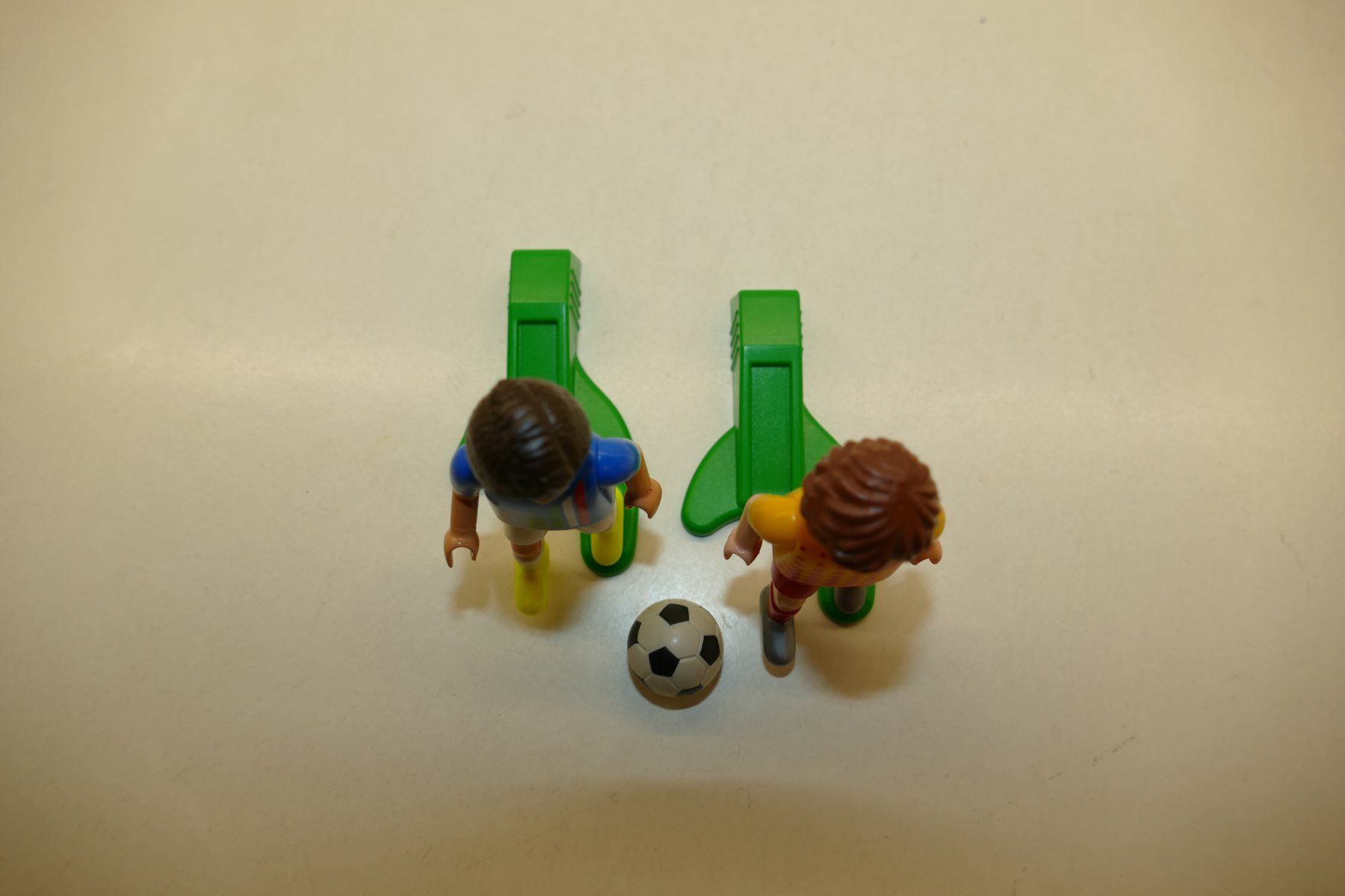 Playmobil Spielzeuge: Playmobil: 2xFussballer mit Ball – Gebraucht aus Niederhasli von rail-duerst 2