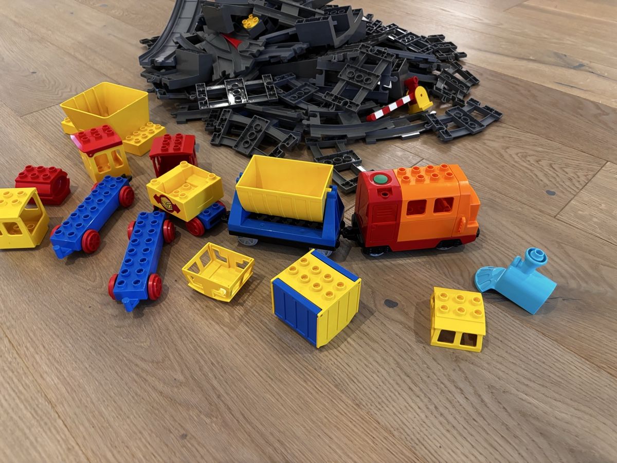 Lego Spielzeuge: Lego Duplo - Eisenbahn plus 90 Stk. Schienen – Gebraucht aus Appenzell von pfa_6gzm 1