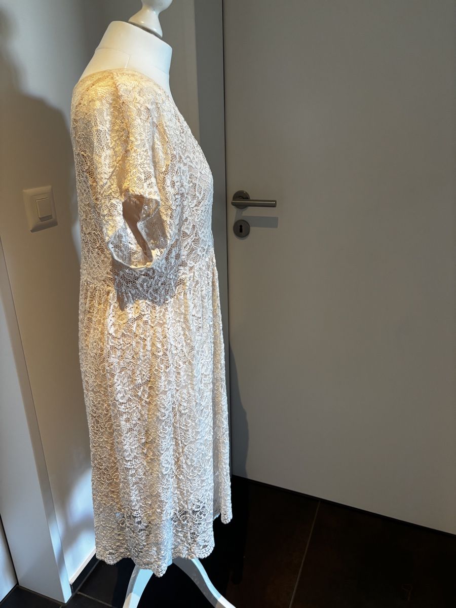 Kleider: Kleid Spitze beige Grösse M – Gebraucht aus Salenstein von Silly...0 2