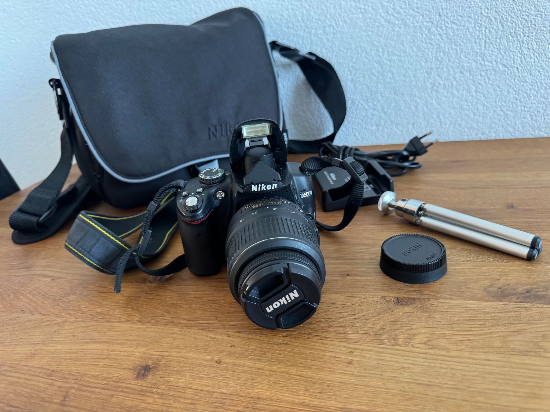 Nikon Fotocamera: Nikon D5000 mit 18-55 mm objektiv – Nuovo (secondo la descrizione) da Frauenfeld venduto da dilili