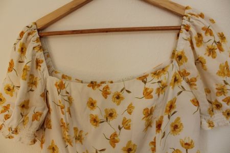 Robe blanche à fleurs jaunes romantique
