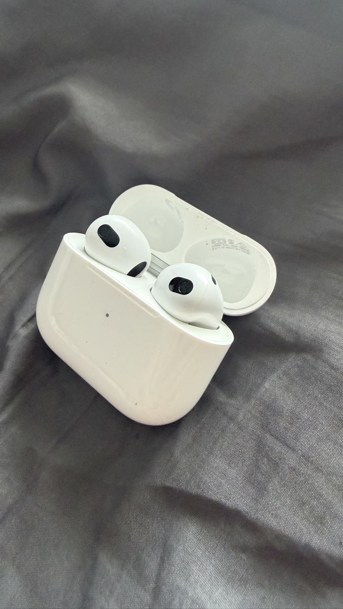 Apple Casques audio: Apple AirPods 3. Generation mit Lightning Ladebuchse – D'occasion à Laupen ZH par SB-Garage 1