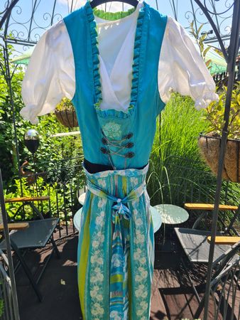 Dirndl Tracht Grösse l/xl hellblau mit Stickerei und Kette