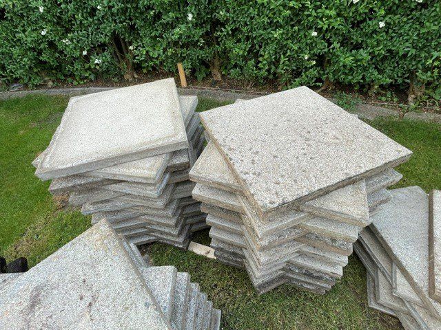 Rivestimenti per pavimenti: Gartenplatten Beton grau 50x50cm – Usato da Siebnen venduto da Kochfamilie 3