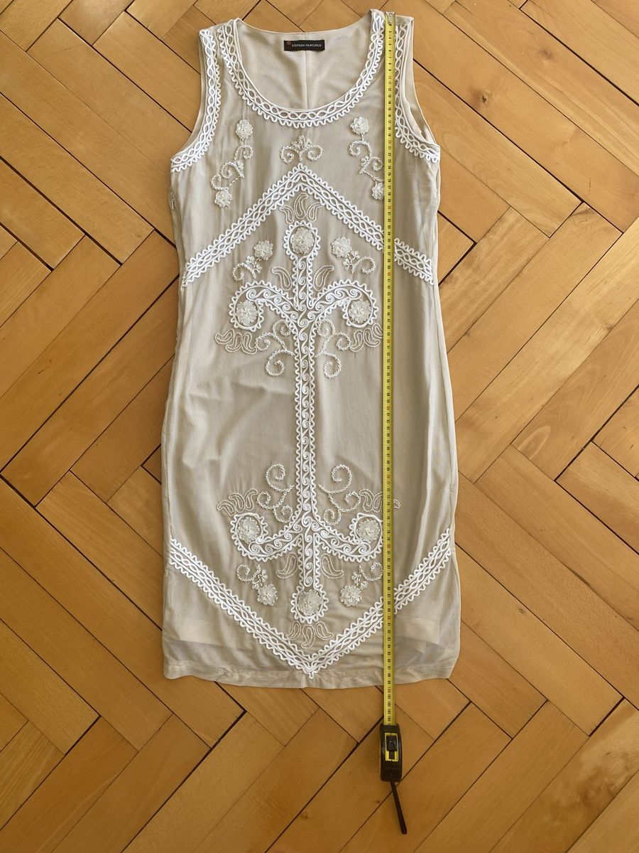 Vestiti: Jolie robe beige avec décors – Usato da Küssnacht am Rigi venduto da CALIFRASQUI 4