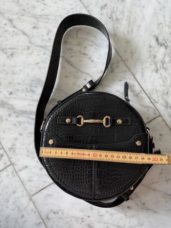 Handtasche / Umhängetasche schwarz rund mit Trensen Schnale