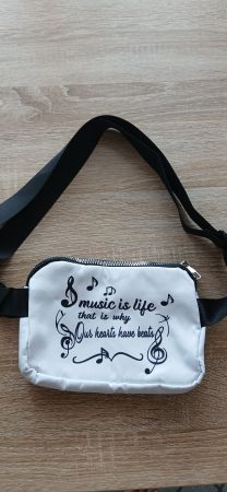 Kleines Täschchen; music is life