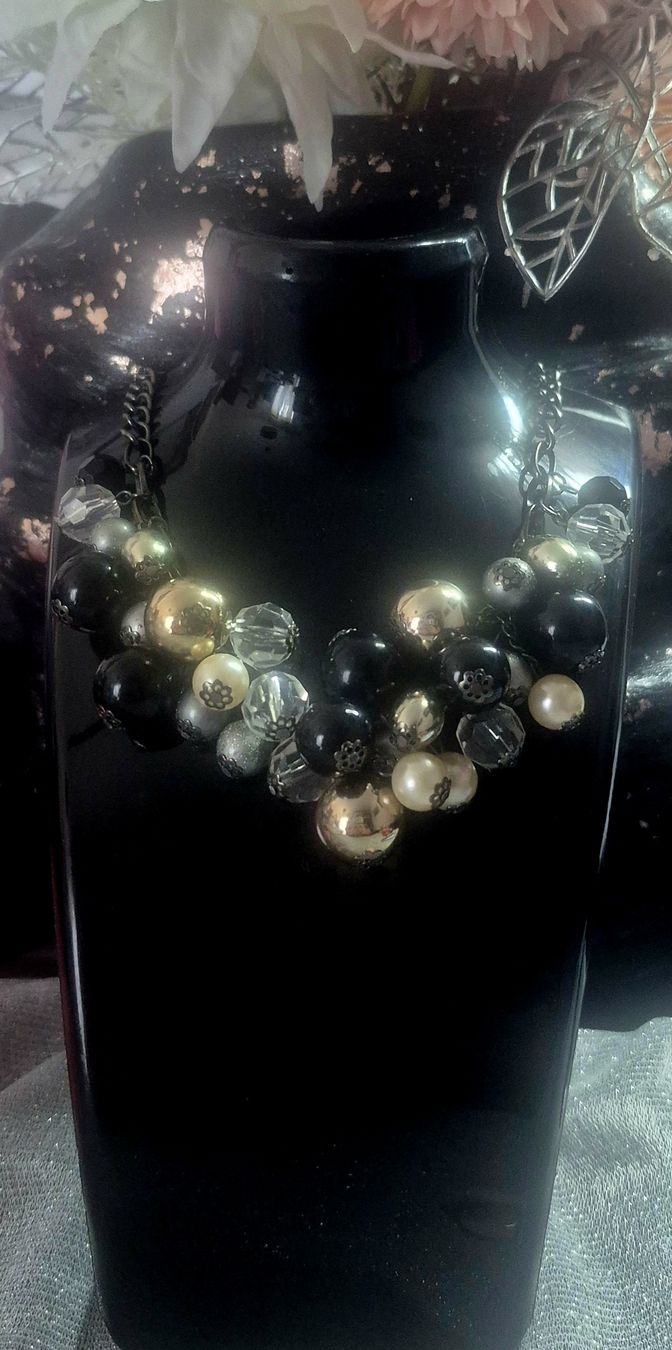 Catenine: Collana con perle nere, dorate e trasparenti – Usato da Giubiasco venduto da Stefaniav