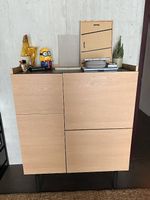 Kommode aus Holz mit schwarzen Beinen