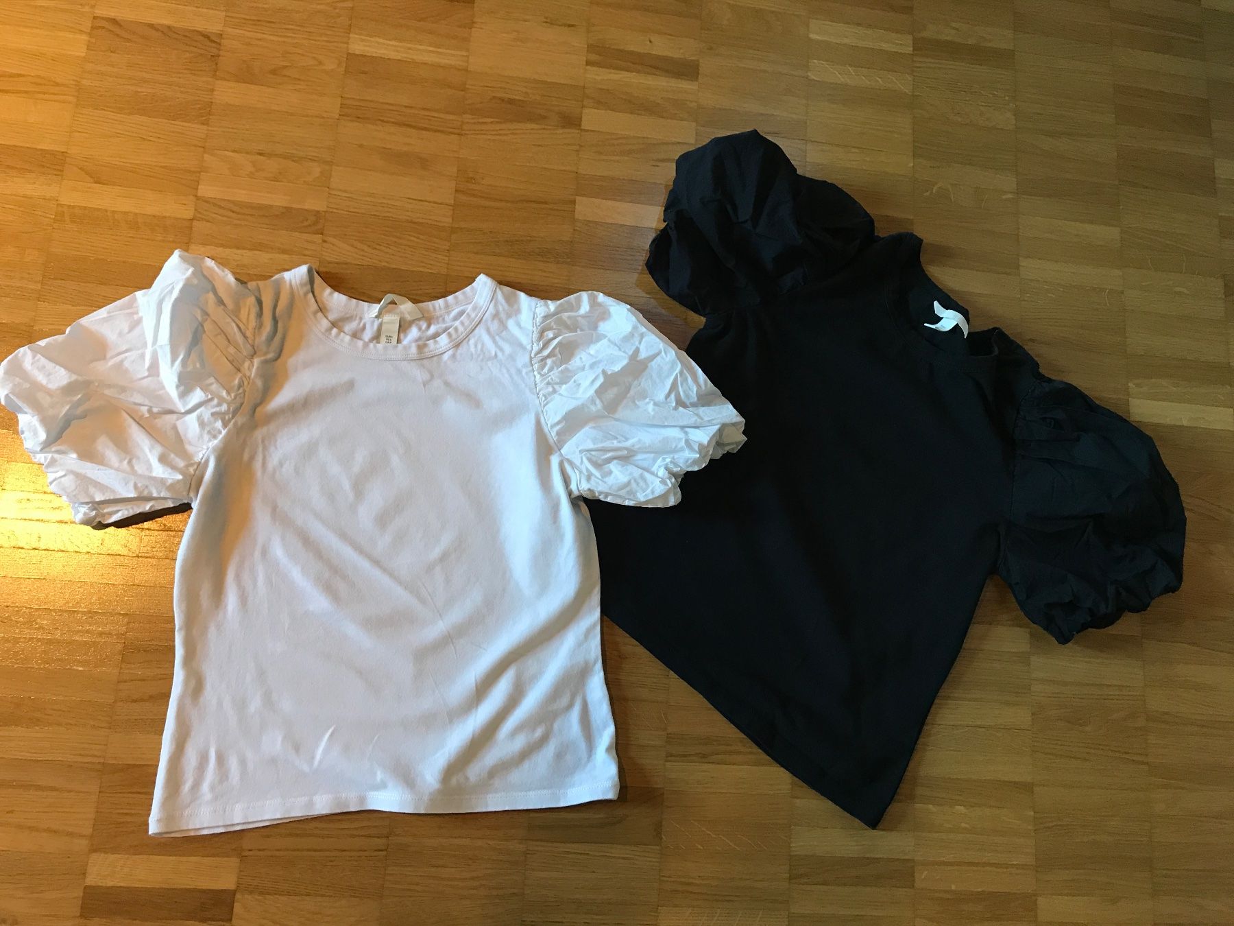 H&M Camicette, T-shirt & Top: 2 T-Shirt Gr S mit Puffärmeln – Usato da St. Margrethen SG venduto da kellenbh