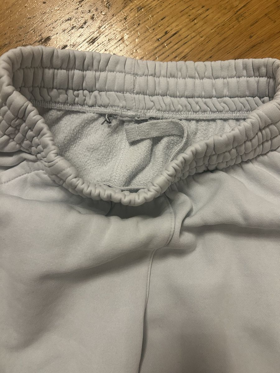 Pantalons: Nike Jogginghose hellblau mit elastischem Bund Grösse S – D'occasion à Basel par vlo_5wjf 2