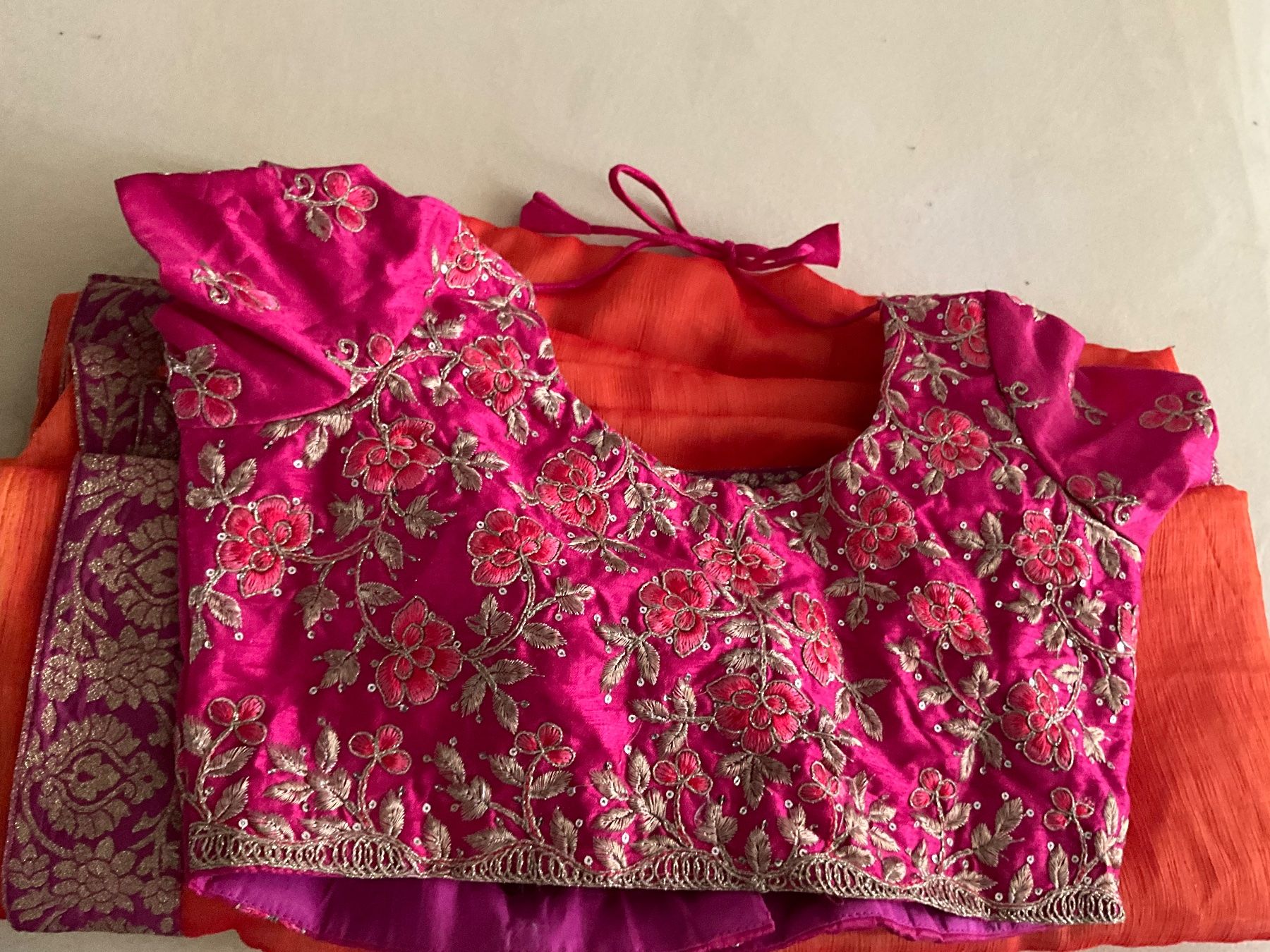 Vestiti: Wunderschönes Sari-Set in Orange-pink mit Goldmuster – Nuovo (secondo la descrizione) da Bösingen venduto da ash_jnn8 4