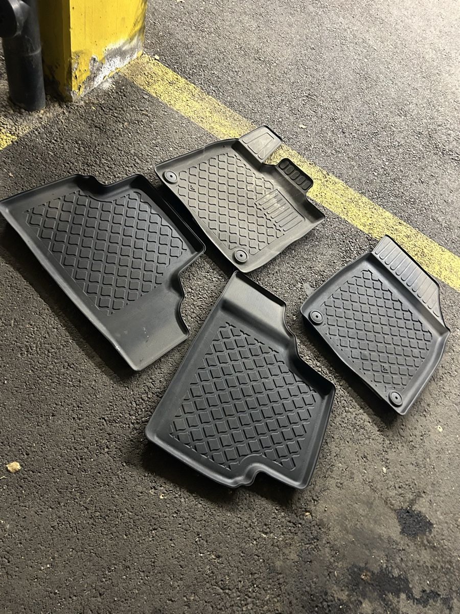 Cupra Tappeti & Tappetini: Cupra born tapis caoutchouc comme neuf  – Usato da La Chaux-de-Fonds venduto da san_ch7q