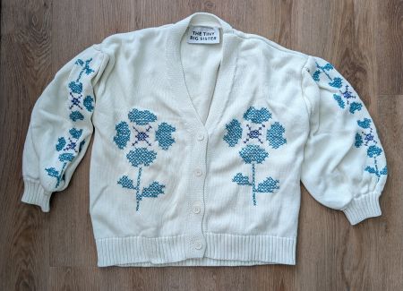 The Tiny Big Sister Cardigan mit blauer Stickerei, Gr. 38