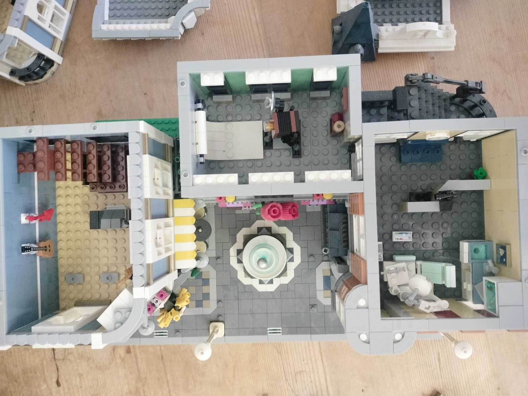 Lego Jouets: Lego Creator Expert 10255 Assembly Square Modular ab 1.- – D'occasion à Wil SG par RoyalBricks 6