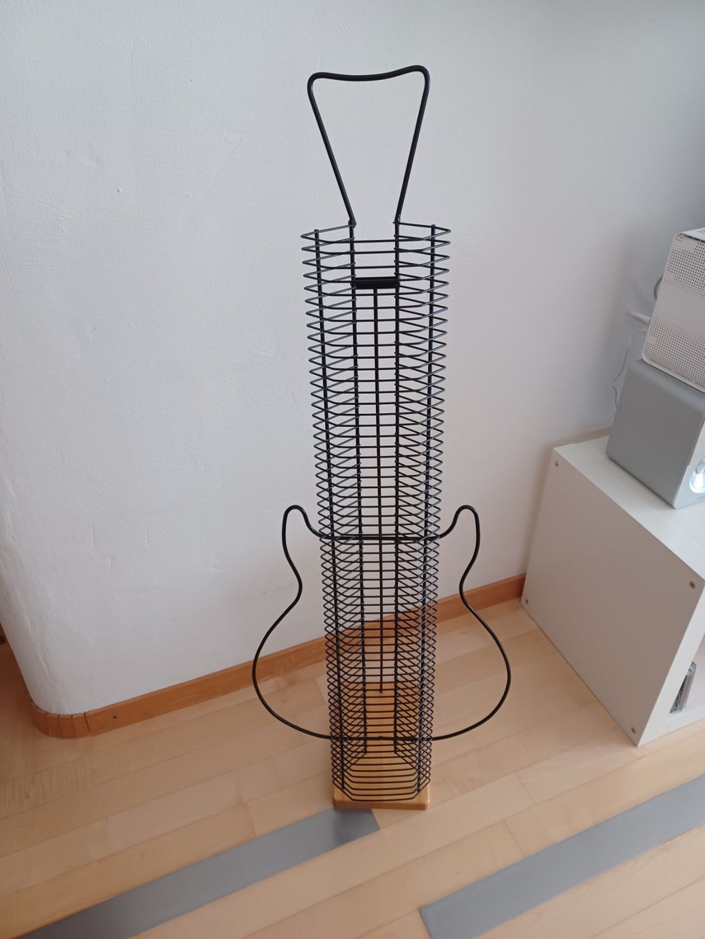 Racks & Ständer: CD-Ständer (in Form einer Gitarre) – Neu (gemäss Beschreibung) aus Rickenbach TG von mze_hr7k