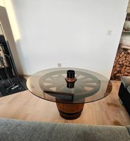 Salontisch aus Holzfass mit Glasplatte & Wagenrad