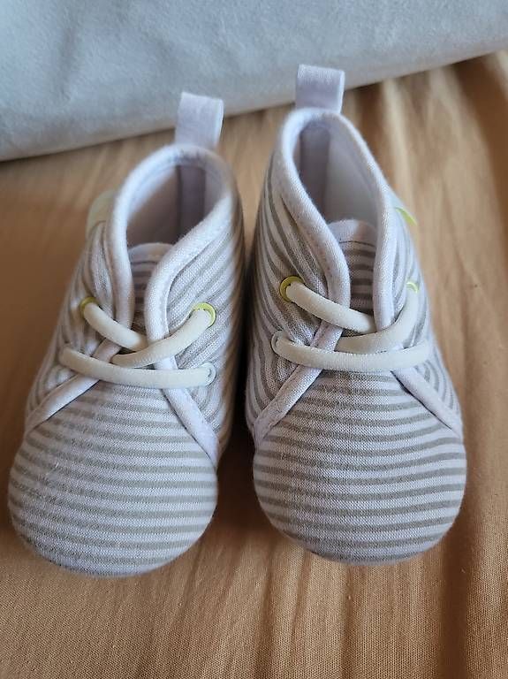 Scarpe per ragazzi: Neue Babyschühchen – Usato da Reigoldswil venduto da Gigelino