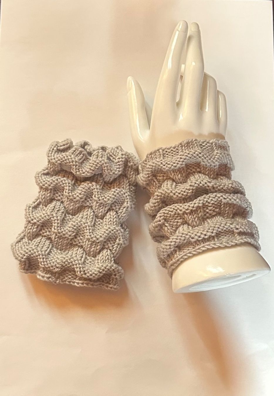Laine: Pulswärmer handgestrickt hellgrau – Neuf avec emballage d'origine à Pfäffikon ZH par Suribu