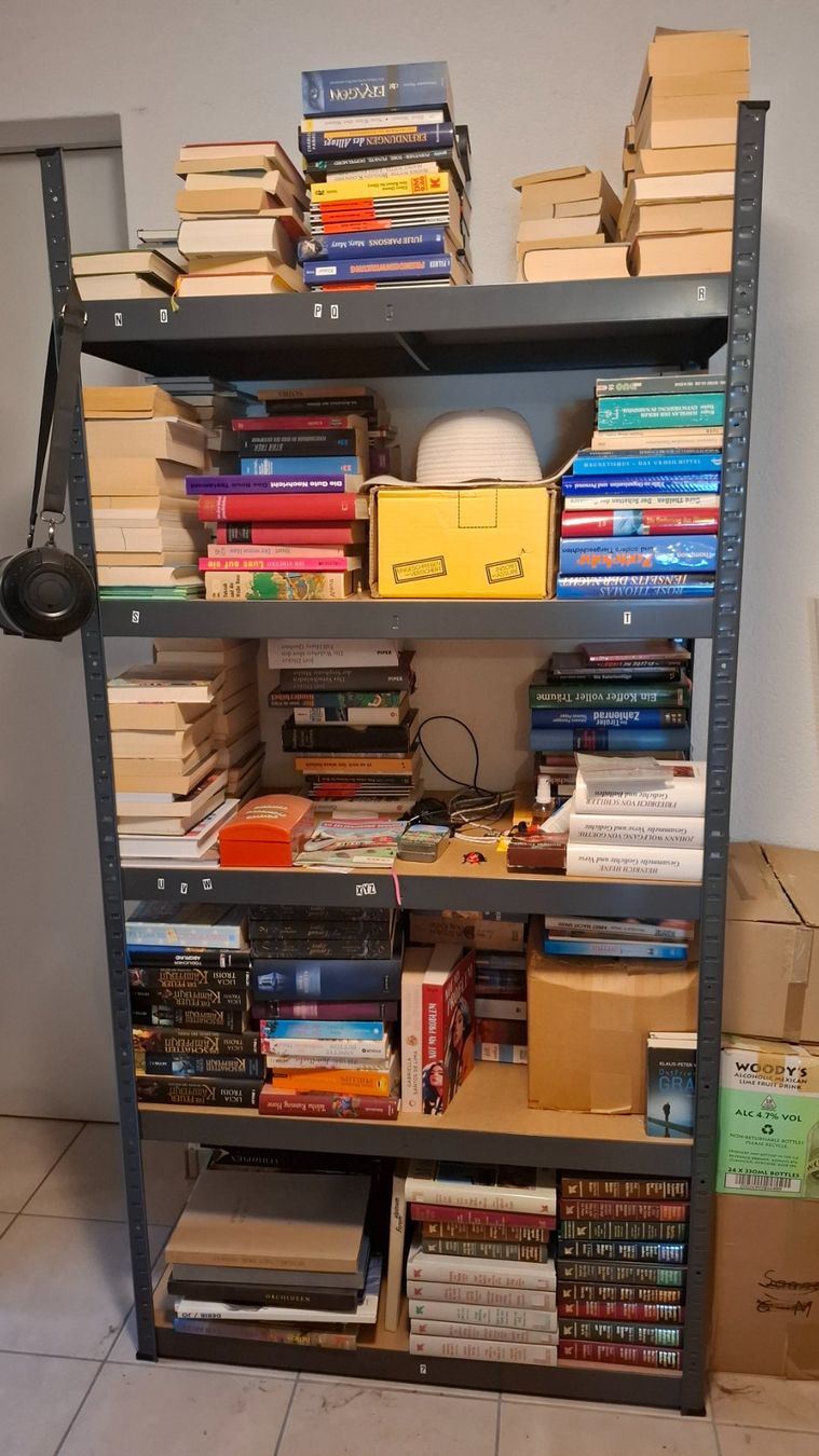 Libri: Bücher Überraschungsbox 10 kg – Usato da Brünisried venduto da san_74_bu
