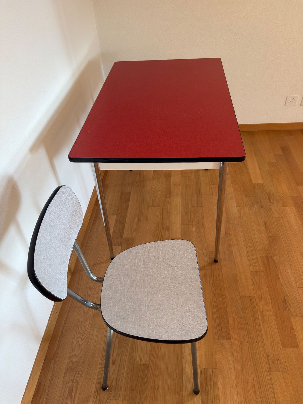 Schreibtische: Kelko Küchentisch rot & Stuhl grau / Vintage 60er – Gebraucht aus Zürich von benshume 4