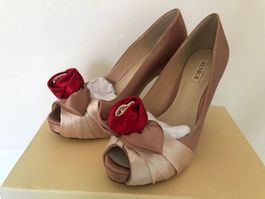 Escarpins ouverts peeptoe en satin Menbur avec rose
