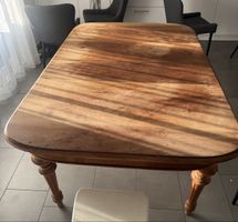 Antiker Esstisch aus Holz mit gedrechselten Beinen