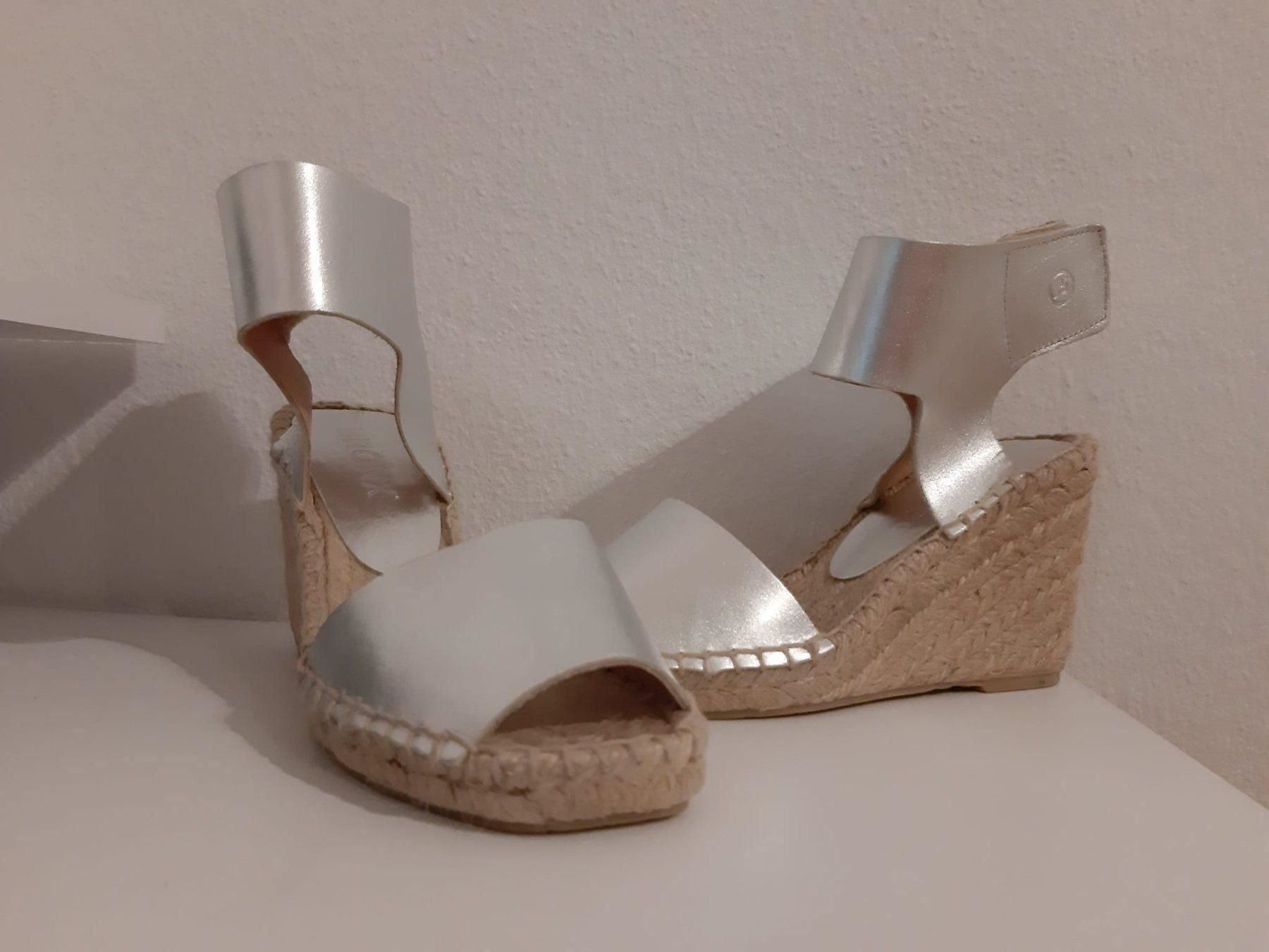 Scarpe da donna: Silbrige Damen Sandalen/ selten benutzt – Nuovo e nell'imballaggio originale da Zug venduto da alex___4