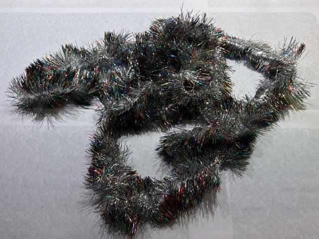 Tutte le decorazioni: Bunte Lametta-Girlande, Länge 2 Meter – Usato da Gossau/ZH venduto da amazonas66