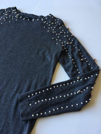 Robe en maille grise ornée de perles - taille S
