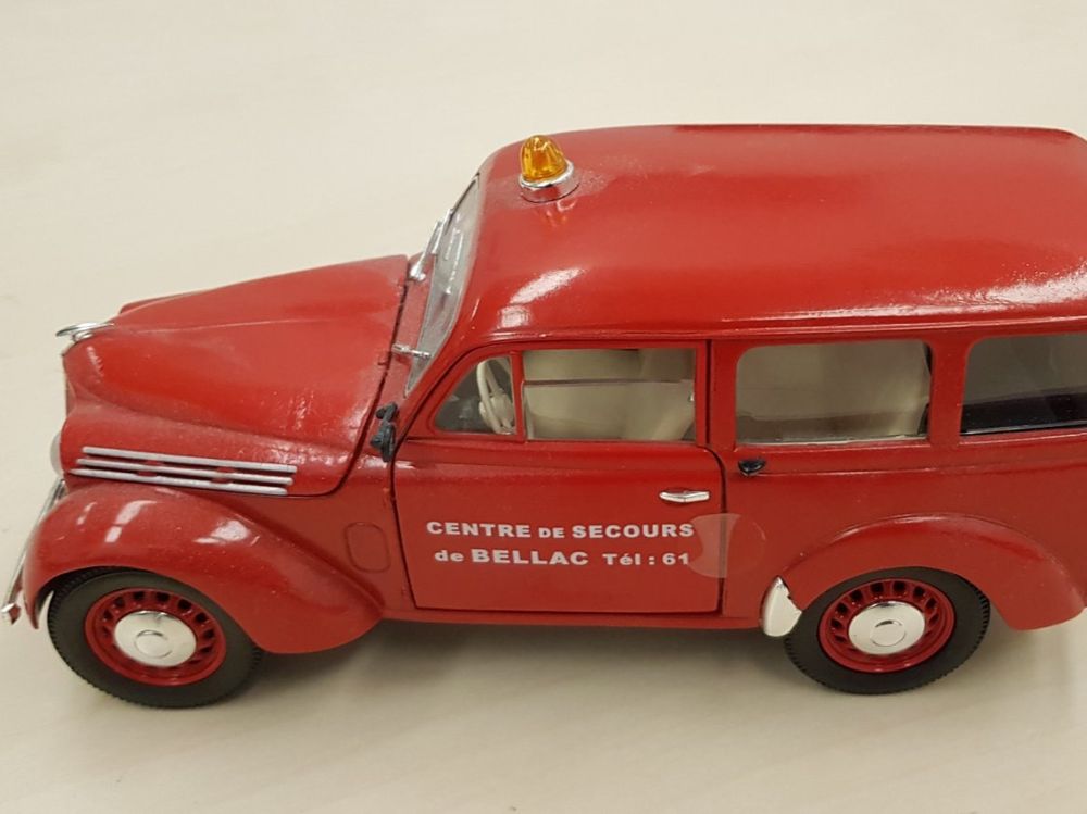 Renault Juvaquatre 300kgs 1951 Norev 1/18 – Les Miniatures