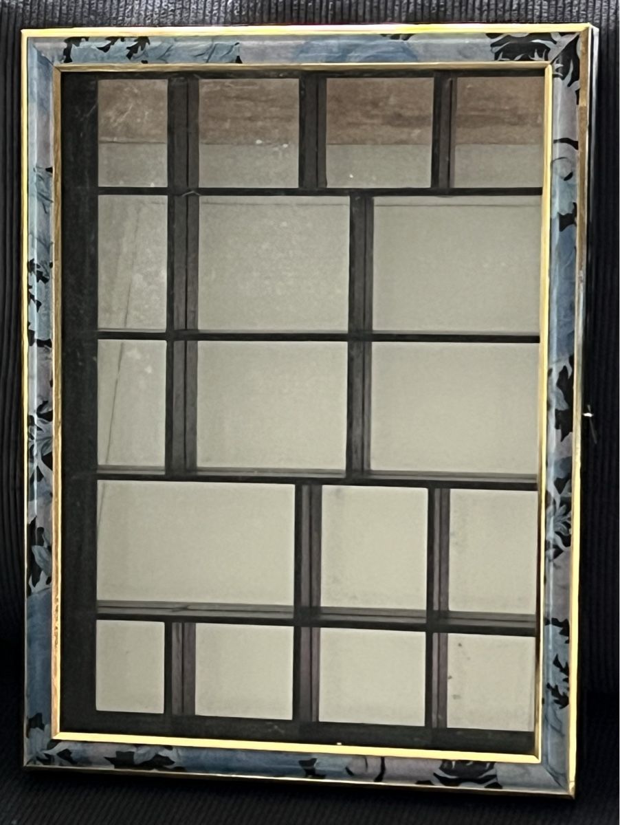 Vitrinen: Vitrine mit Spiegelhintergrund und Türchen – Gebraucht aus Kriens von Honey79