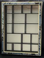 Vitrine mit Spiegelhintergrund und Türchen