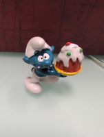 Figurine Schtroumpf vintage avec gâteau
