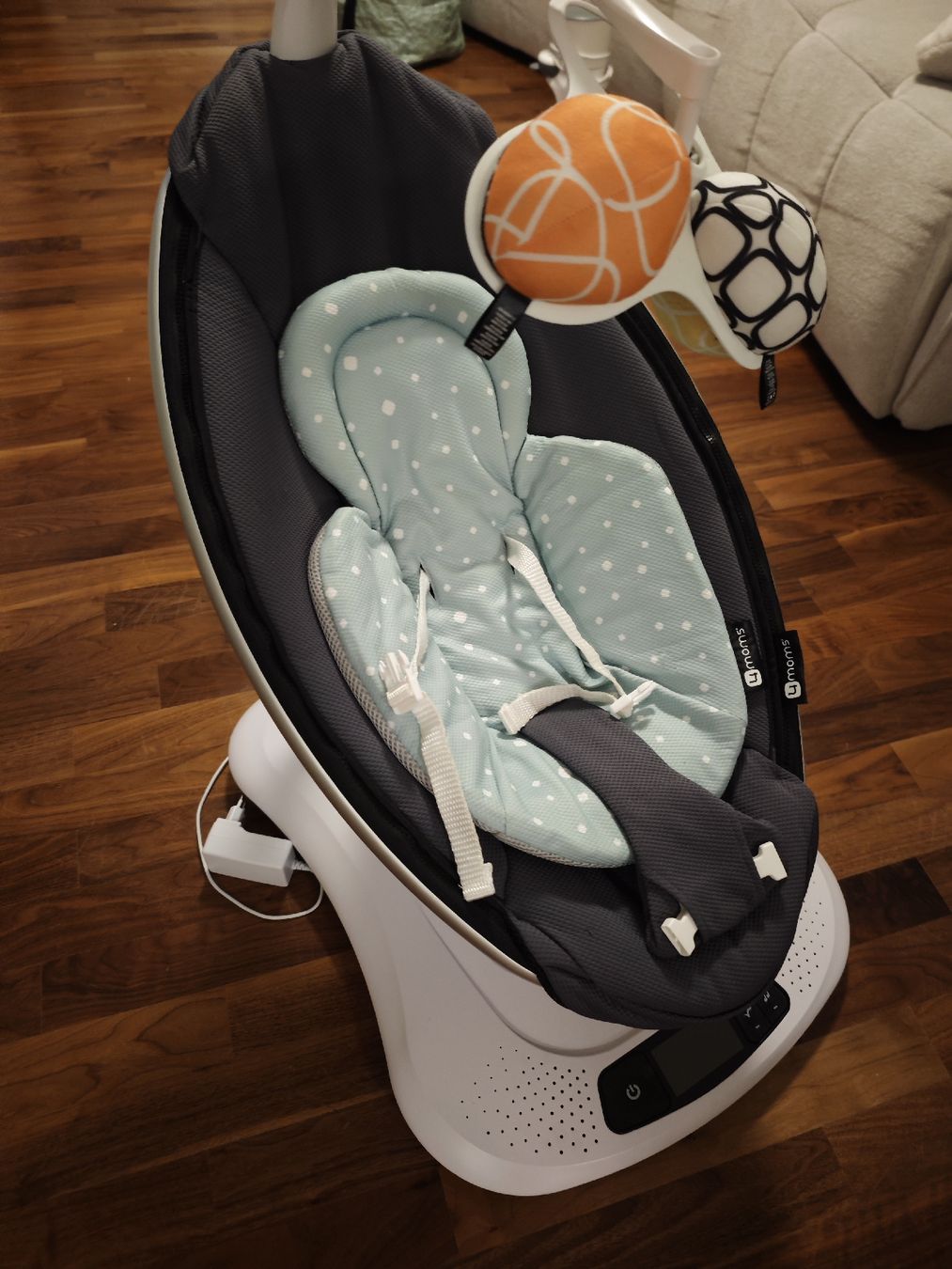 4moms Sdraiette & Sdraiette a dondolo: 4moms MamaRoo Babywippe grau  – Usato da Chur venduto da Edina1994 2