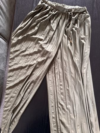 Khakifarbene Plissee Hose von About You, Grösse 36