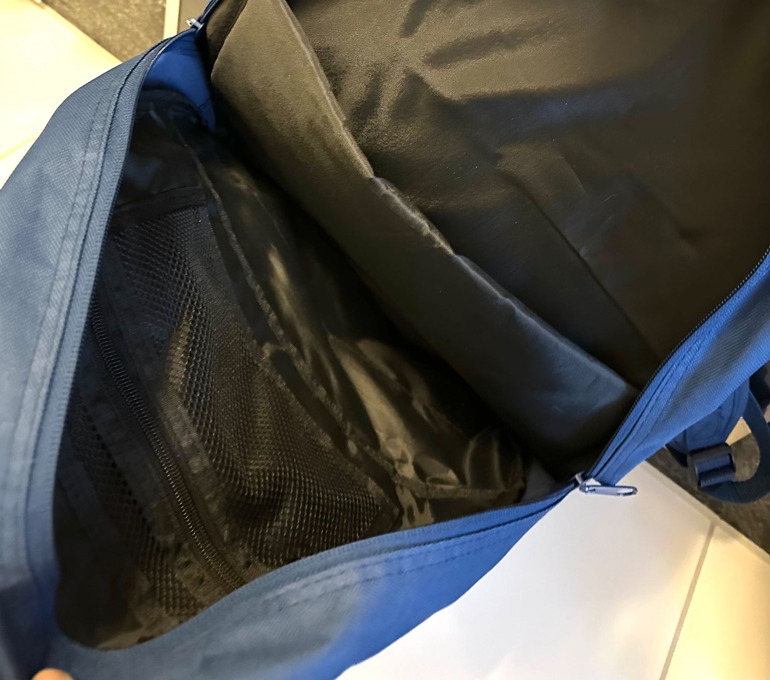 Canottiere & Pantaloni: Rucksack HCD Davos EisHockey Club Davos – Usato da Zürich venduto da brazerola 7